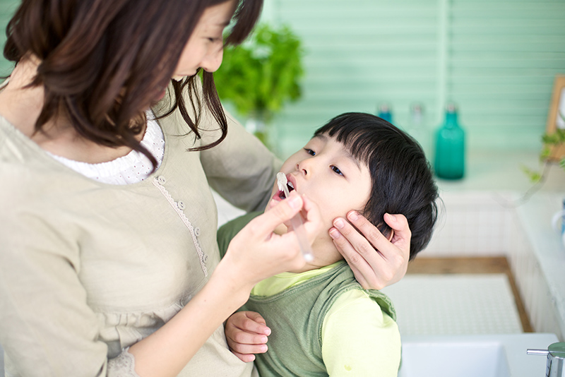 お子さんに仕上げ磨きをしましょう